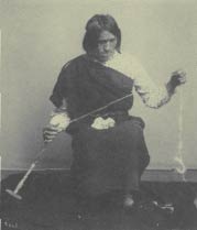Ви-Уа прядет (Фото - Национальный Антропологический архив. Смитсониатский институт)