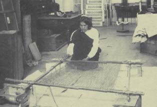 Ви-Уа раскладывает основу на ткацкий станок (Фото - Национальный Антропологический архив. Смитсониатский институт)